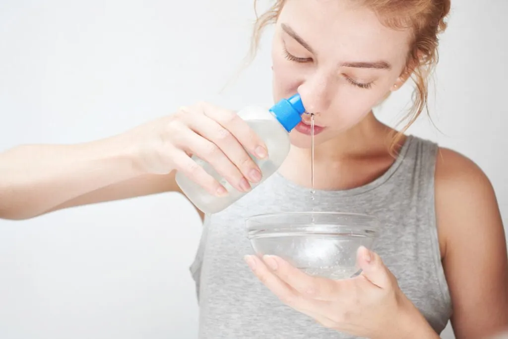A lavagem nasal é uma ótima forma natural de desentupir o nariz