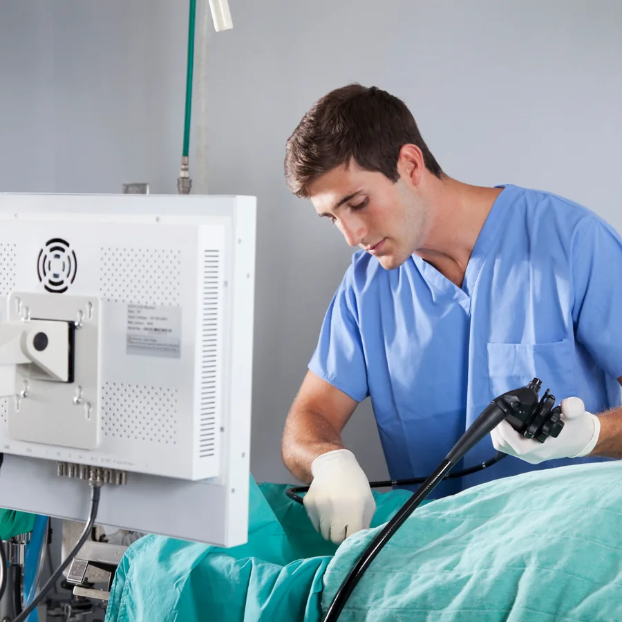 Profissional de saúde realizando endoscopia digestiva alta