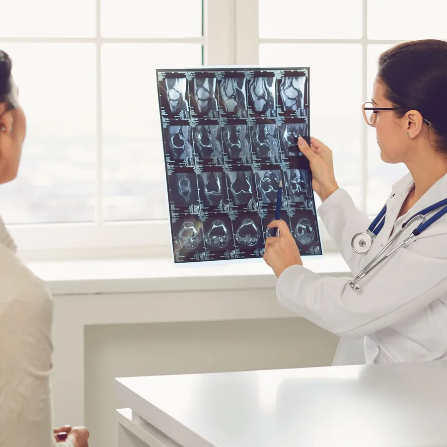 Médica analisando exames de imagem com paciente – exames de imagem no Catete, Rio de Janeiro