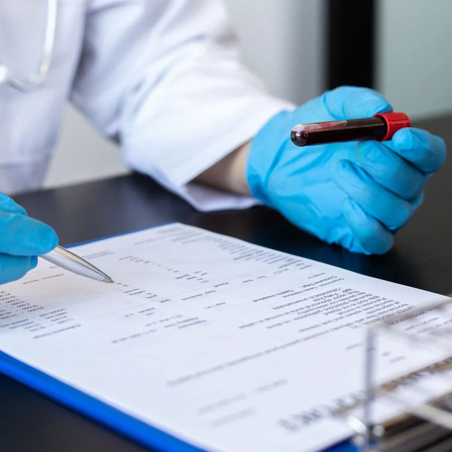 Coleta de sangue em exames laboratoriais no Catete, Rio de Janeiro