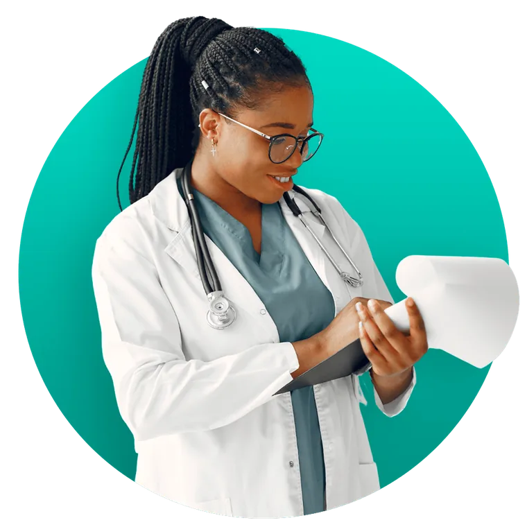 Médica de jaleco com prancheta – exames laboratoriais e de imagem no Catete