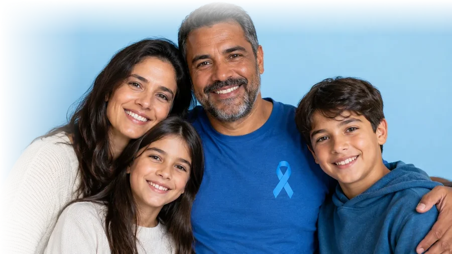 Família sorrindo, com o pai usando camiseta azul e laço azul do Novembro Azul