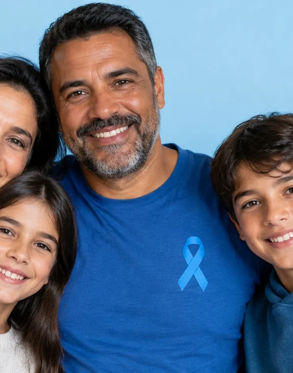 Homem sorrindo com camiseta azul e laço azul do Novembro Azul