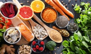 alimentos ricos em fibras, frutas e vegetais são bons para controlar e evitar o colesterol alto